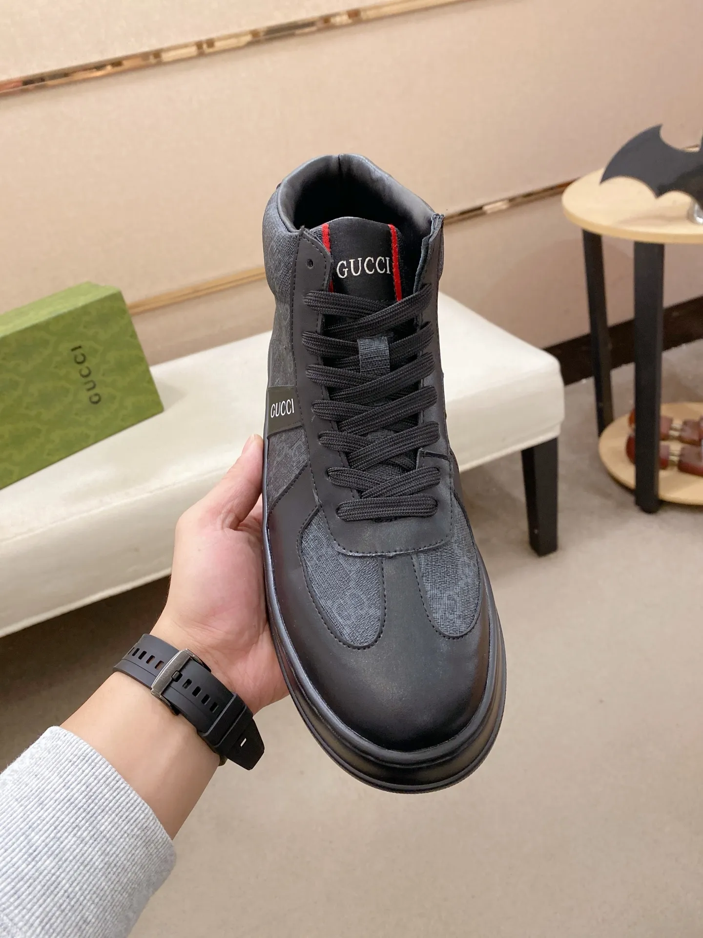 Factory price: 442💰 (GUCCI) The latest model from the official website🎁🎁Casual and fashionable men's shoes👟, hot style💥The style is simple and elegant, exclusive for trendy men. Unique official website's latest brand elements👑original Gucci decoration, fashionable and generous, the fabric is original cowhide ✅sheepskin lining, the official website specifies wear-resistant casual outsole, the classic model is taken in kind at the counter🎬38-44 (can be customized for 45 non-refundable)